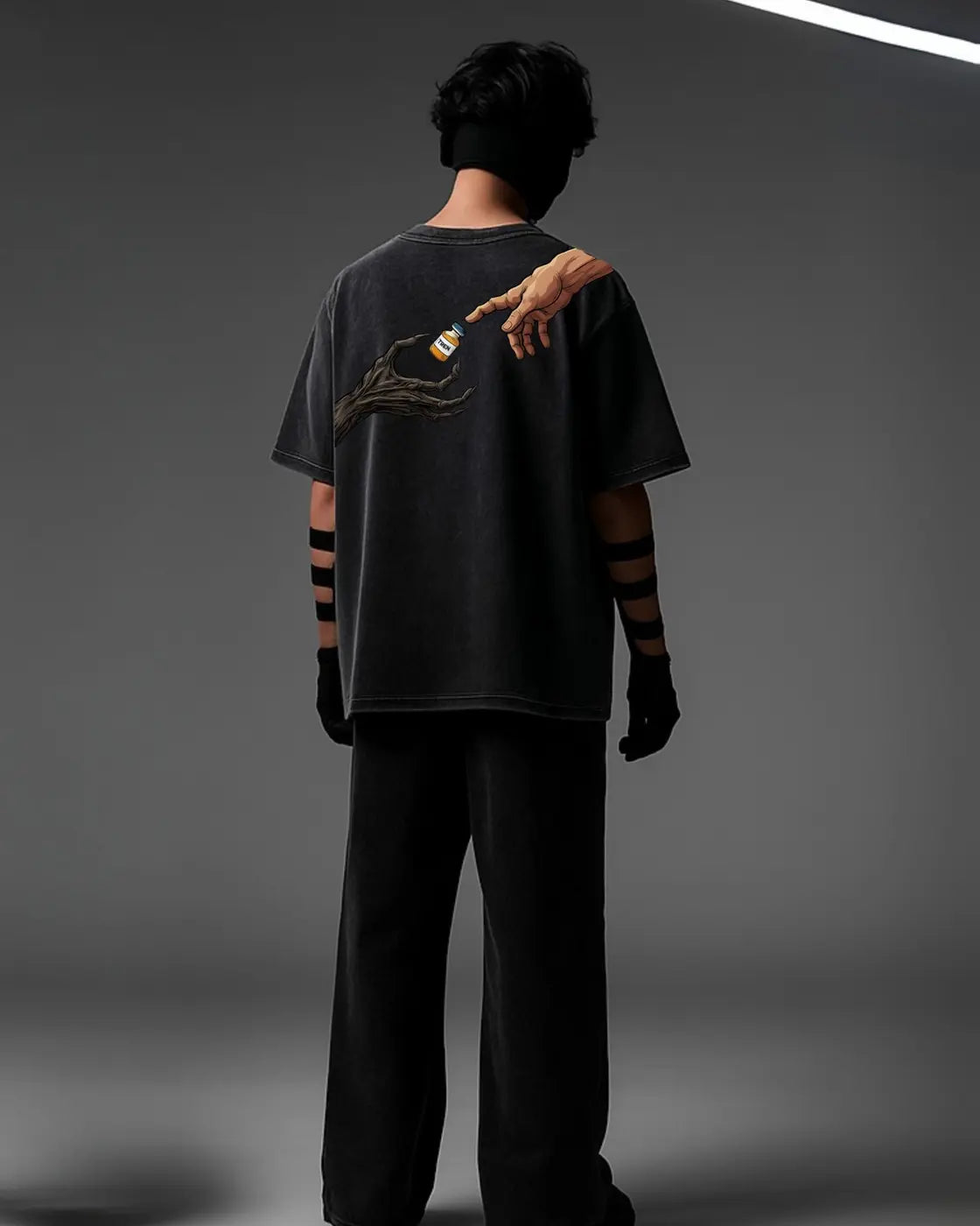 Tren Mode Onyx oversized acid-wash T-shirt — back graphic model view